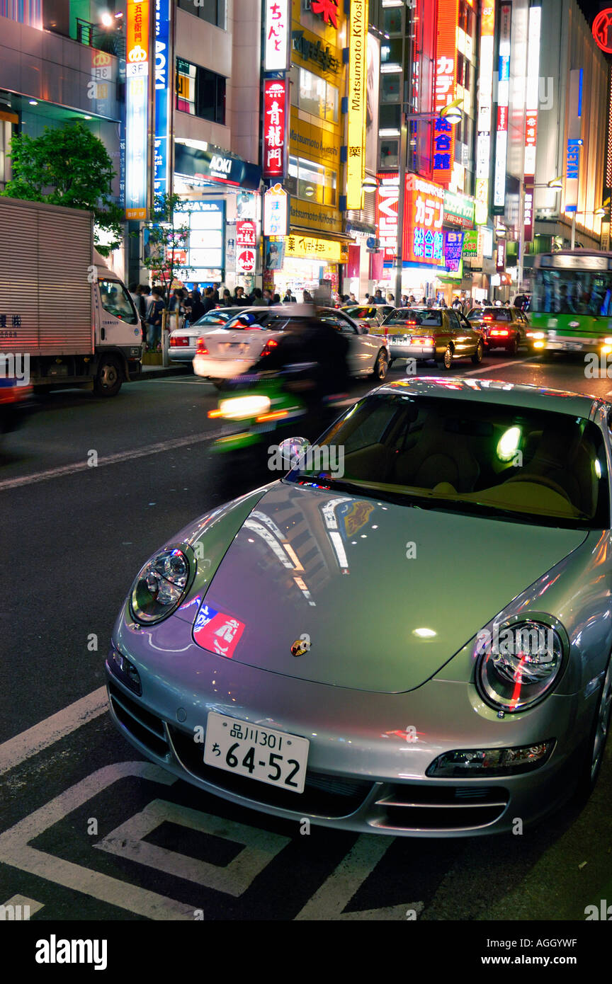 Coole Sportwagen Geparkt In Der Nahe Von Burgersteig Shinjuku Tokio Japan Stockfotografie Alamy