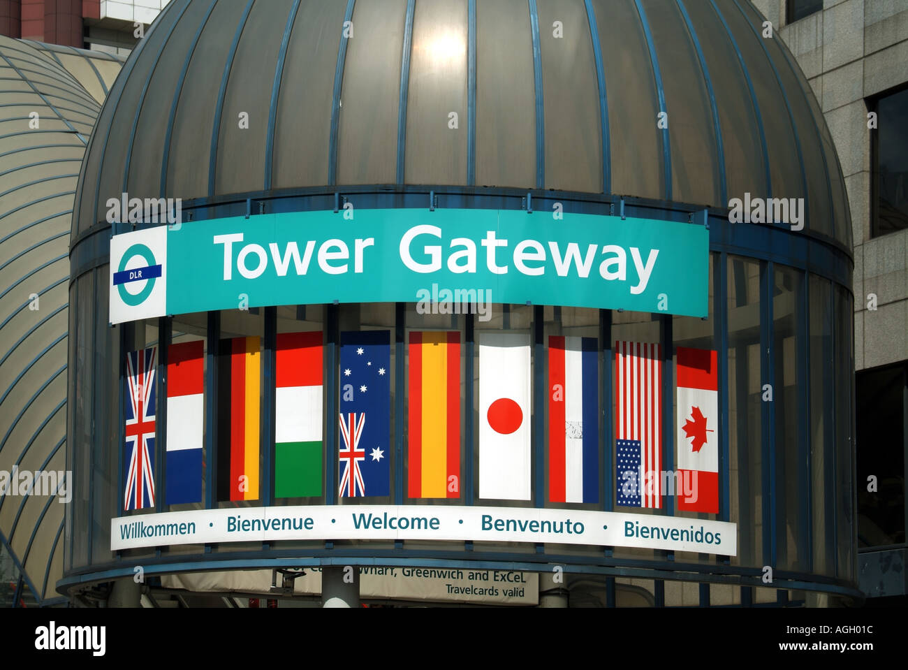Vordach über Eingang zur Station der Docklands Light Railway Tower Gateway Stockfoto