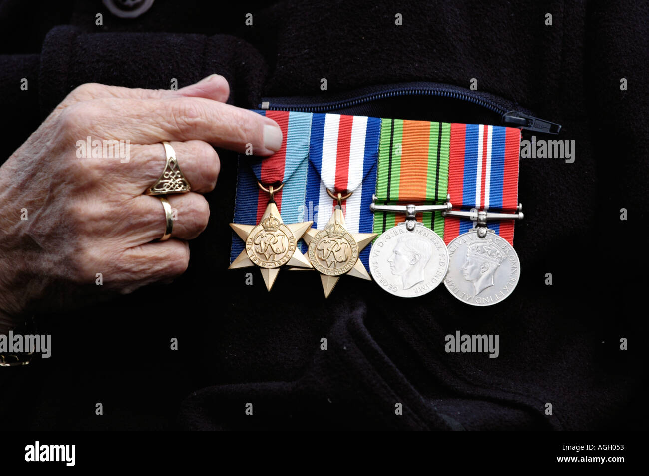 Remembrance Day Parade, veteran berühren seine Medaillen Newport South Wales UK Stockfoto