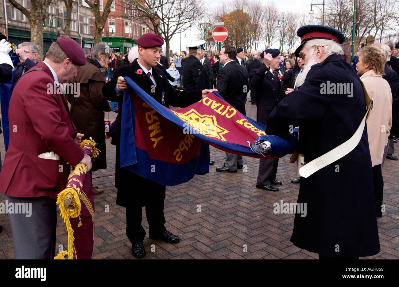 Remembrance Day Parade für Kriegsveteranen in Newport South Wales UK Veteranen Falten ihre Banner Stockfoto