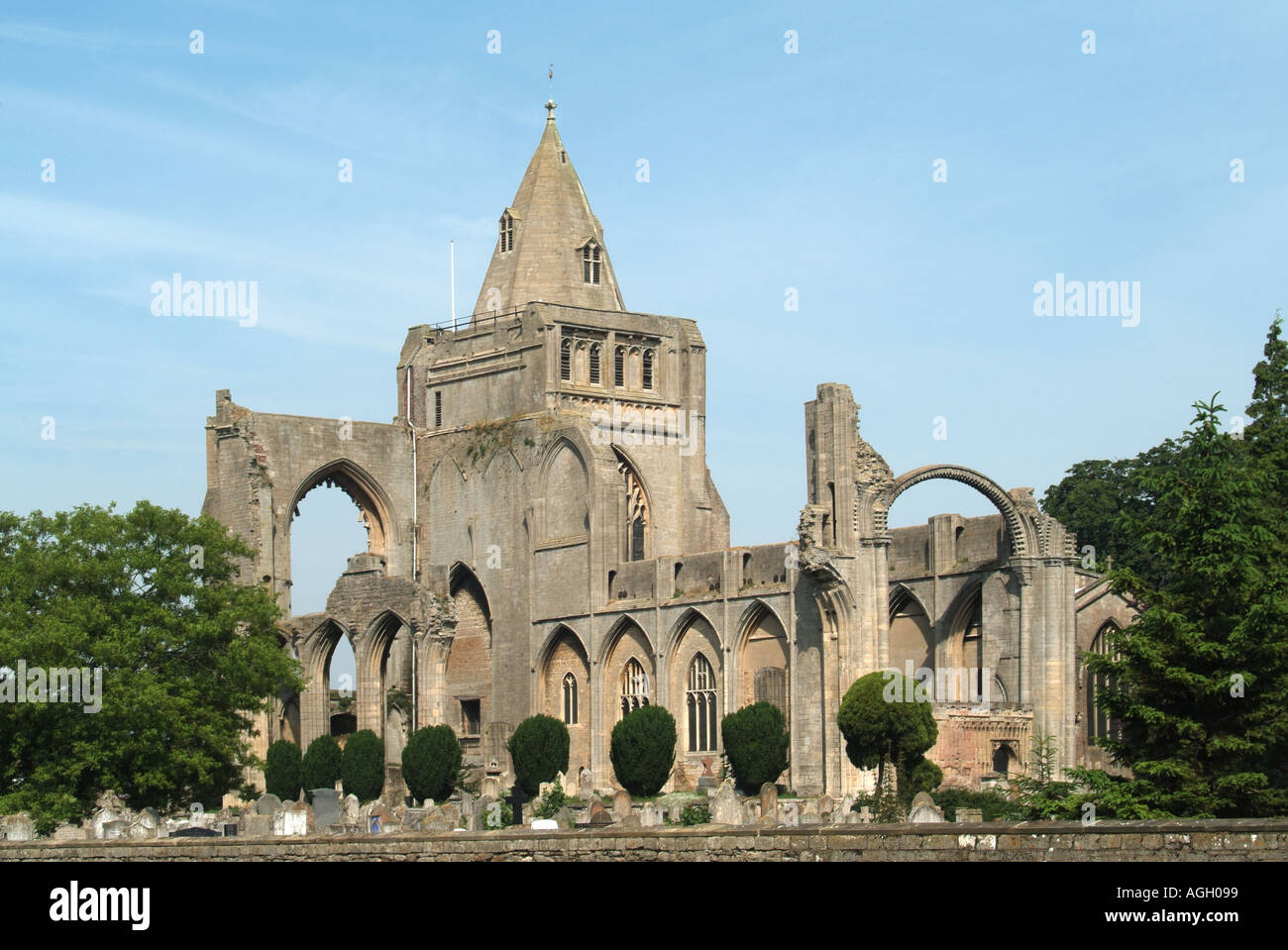 Crowland Friedhof und Ruinen der Abtei befindet sich neben der Pfarrkirche noch gebräuchlich Stockfoto