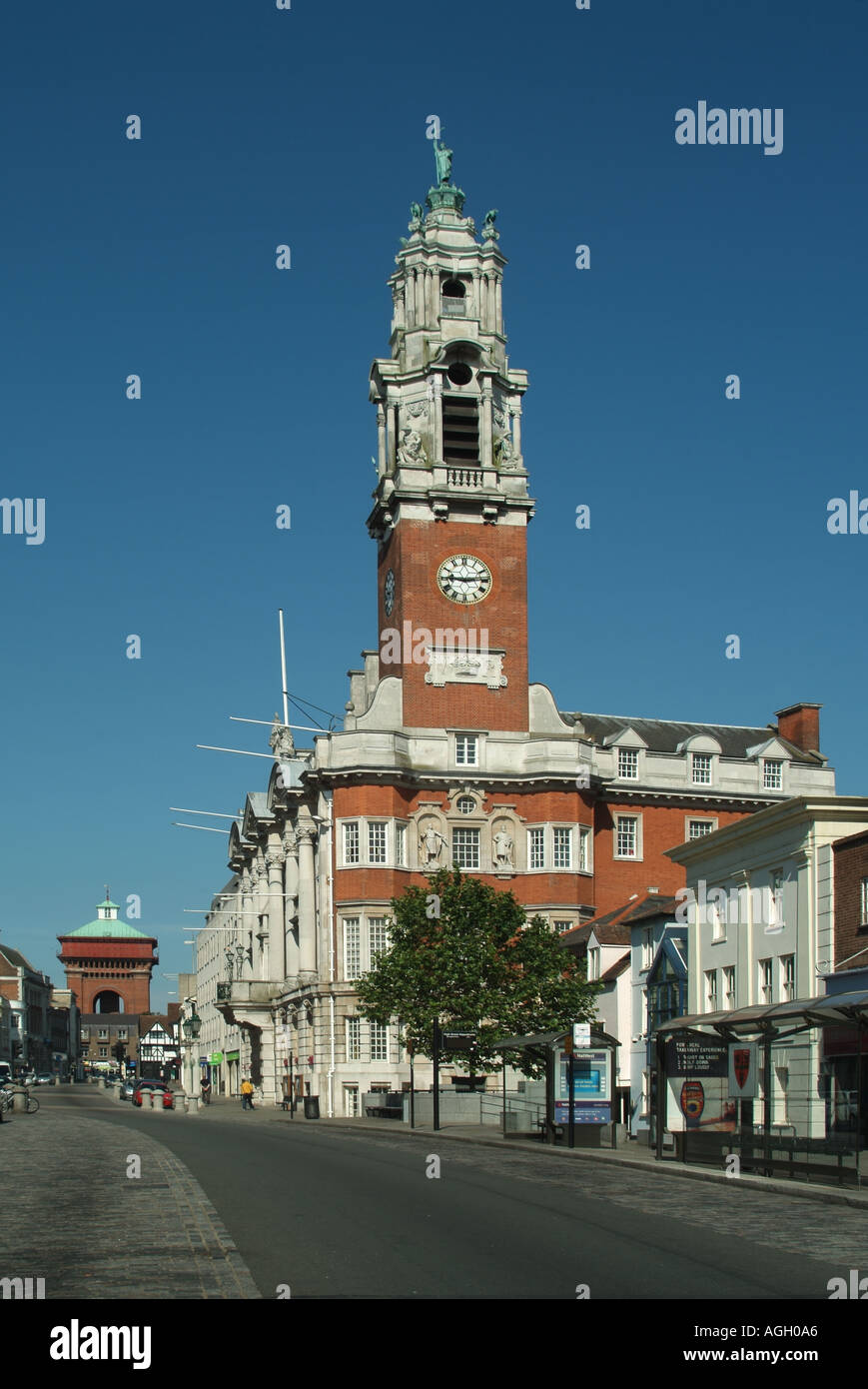 Colchester High Street mit Turm des Rathauses ruhig an einem Sonntagmorgen Jumbo Wasserturm jenseits Stockfoto