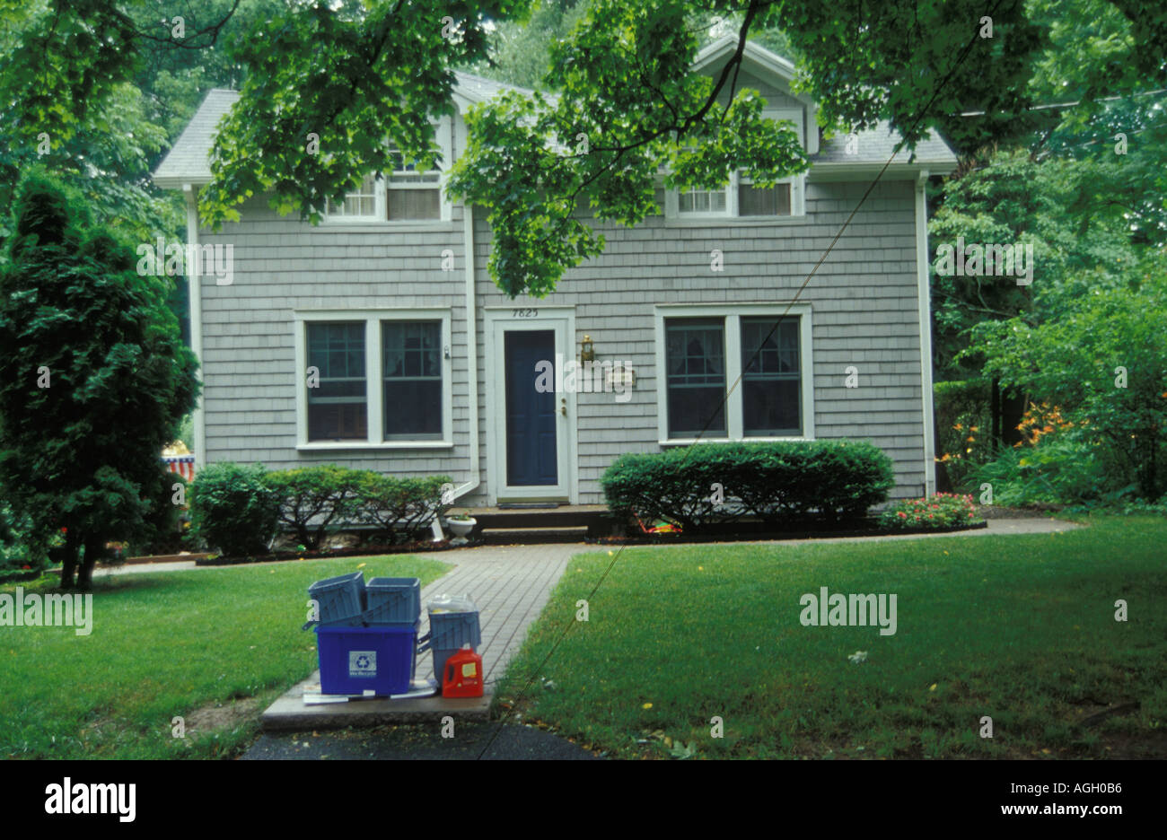 Recycling-Container vor einem Haus in einem kleinen Dorf der oberen New York State Stockfoto