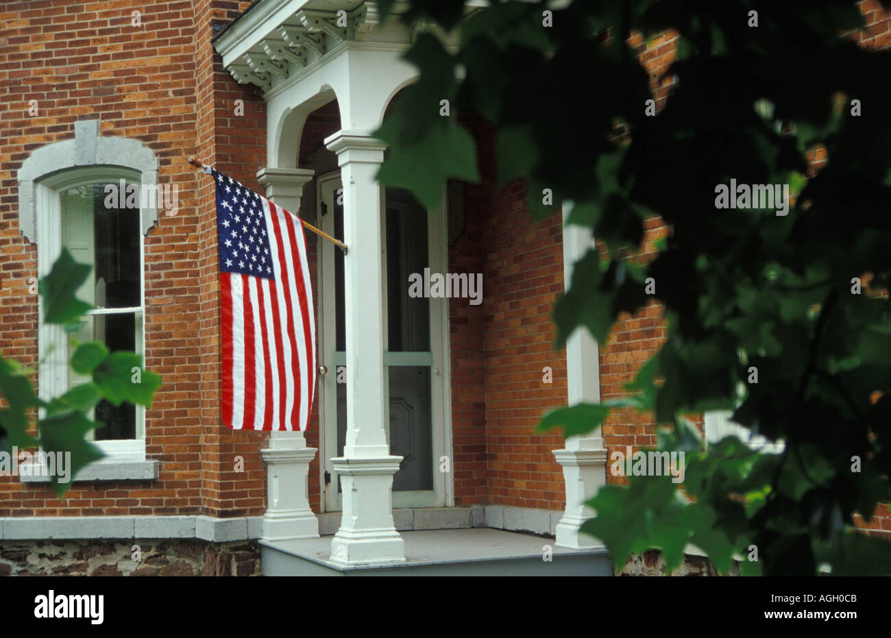 Amerikanische Flaggen in einem kleinen Dorf im oberen New York State USA in der Nähe von Rochester New York Stockfoto