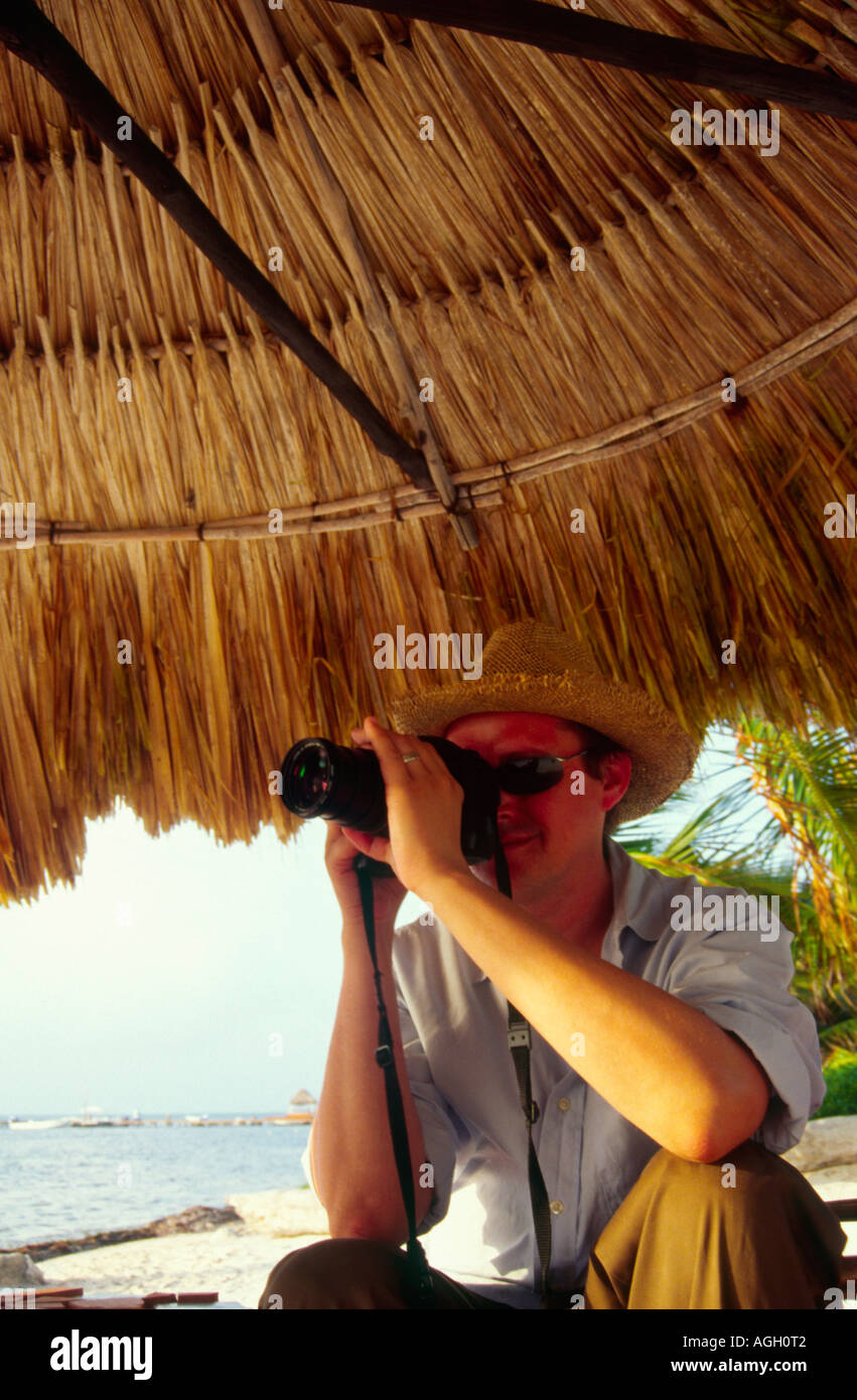 Ein Mann nehmen Foto unter einem Palapa in belize Stockfoto
