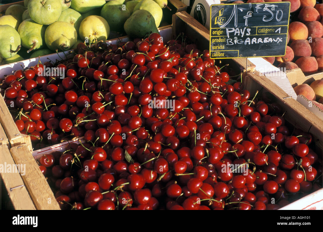 Kirschen auf einem französischen Markt stand Preis in neuen Franken  Stockfotografie - Alamy