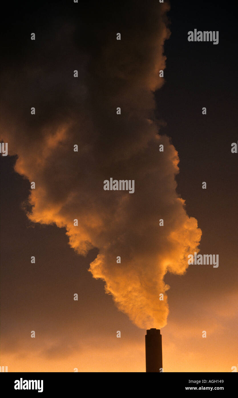 riesigen Schornstein bei Drax Kohle betriebene Kraftwerk emittierende Wolke von Rauch bei Sonnenuntergang Drax Yorkshire uk Stockfoto