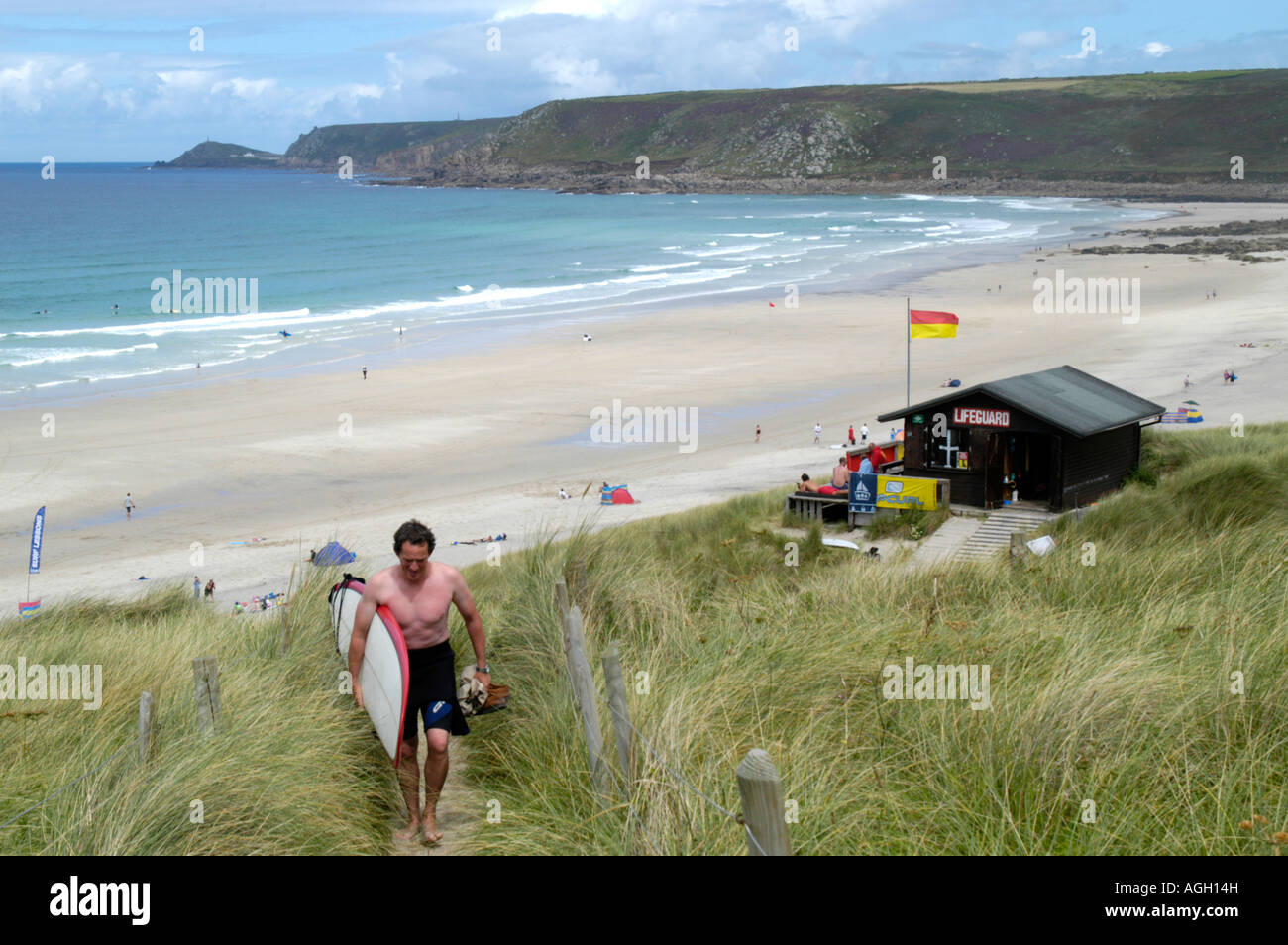 Strand in Zennor in der Nähe von Endland, Cornwall, England, Strandwache und surfer Stockfoto