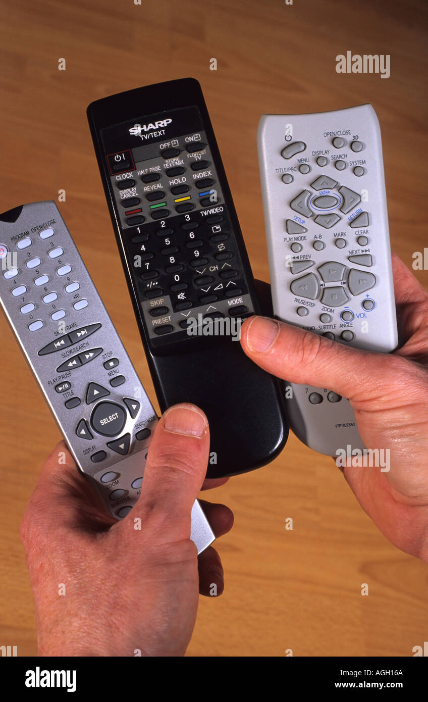 Hand hält Infrarot-Fernbedienungen für TV Video und Hifi-Geräte Stockfoto