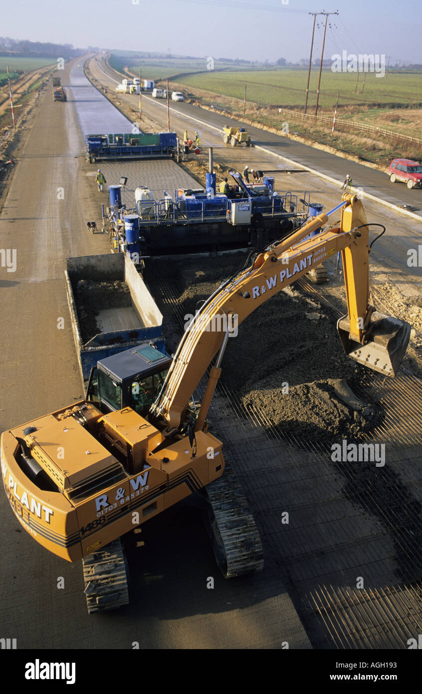 Bauarbeiter und auftauchen Maschine Verlegung der Fahrbahn für die a1-m1 link Road Projekt Leeds Yorkshire uk Stockfoto