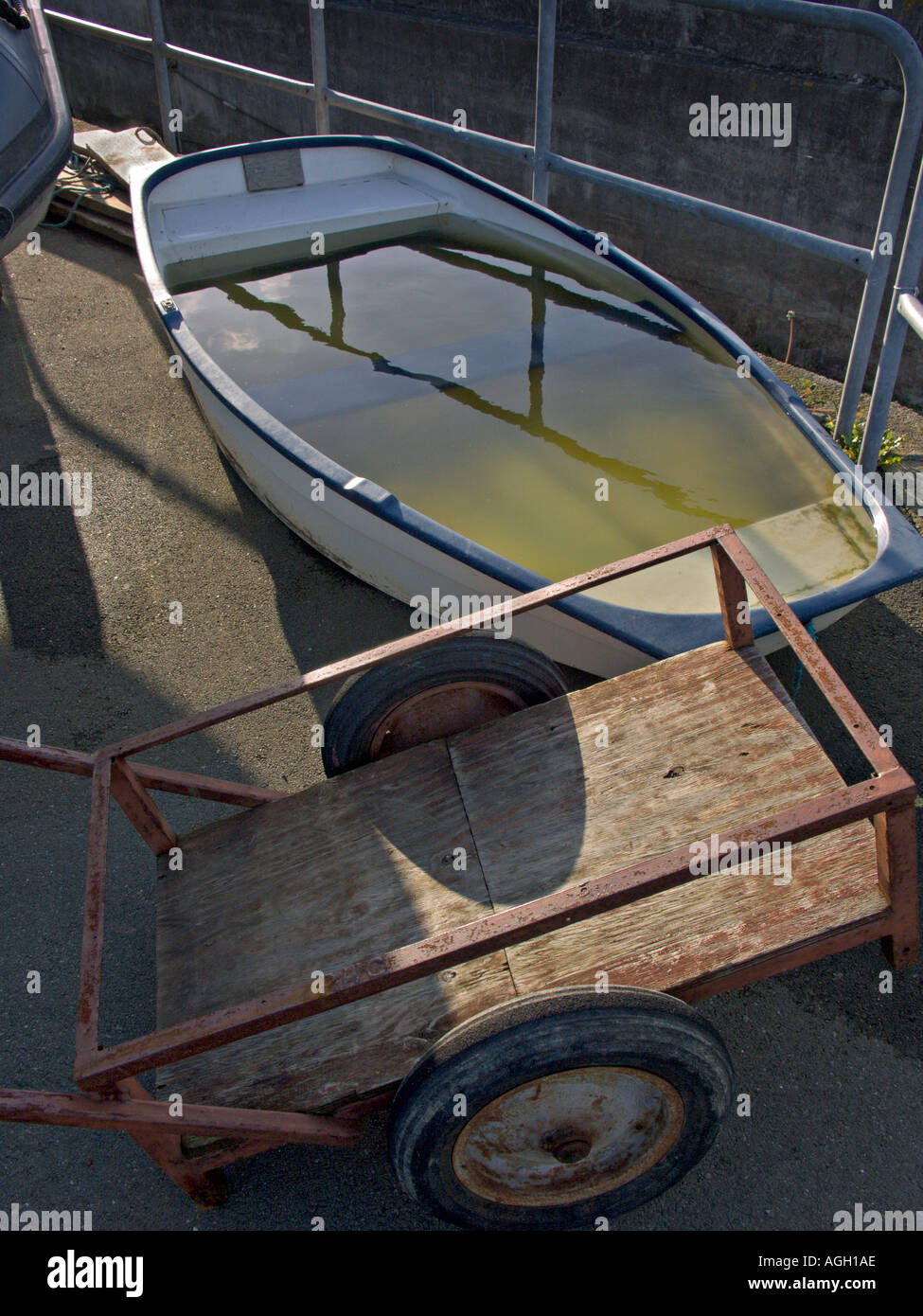 Ein Boot voll Wasser Stockfoto