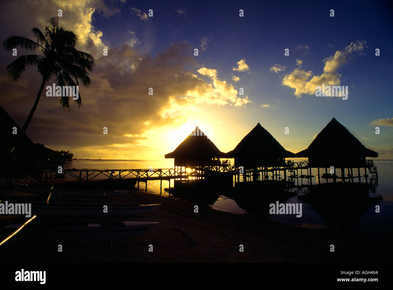 Sonnenuntergang über Meer Bungalows in Moorea Stockfoto