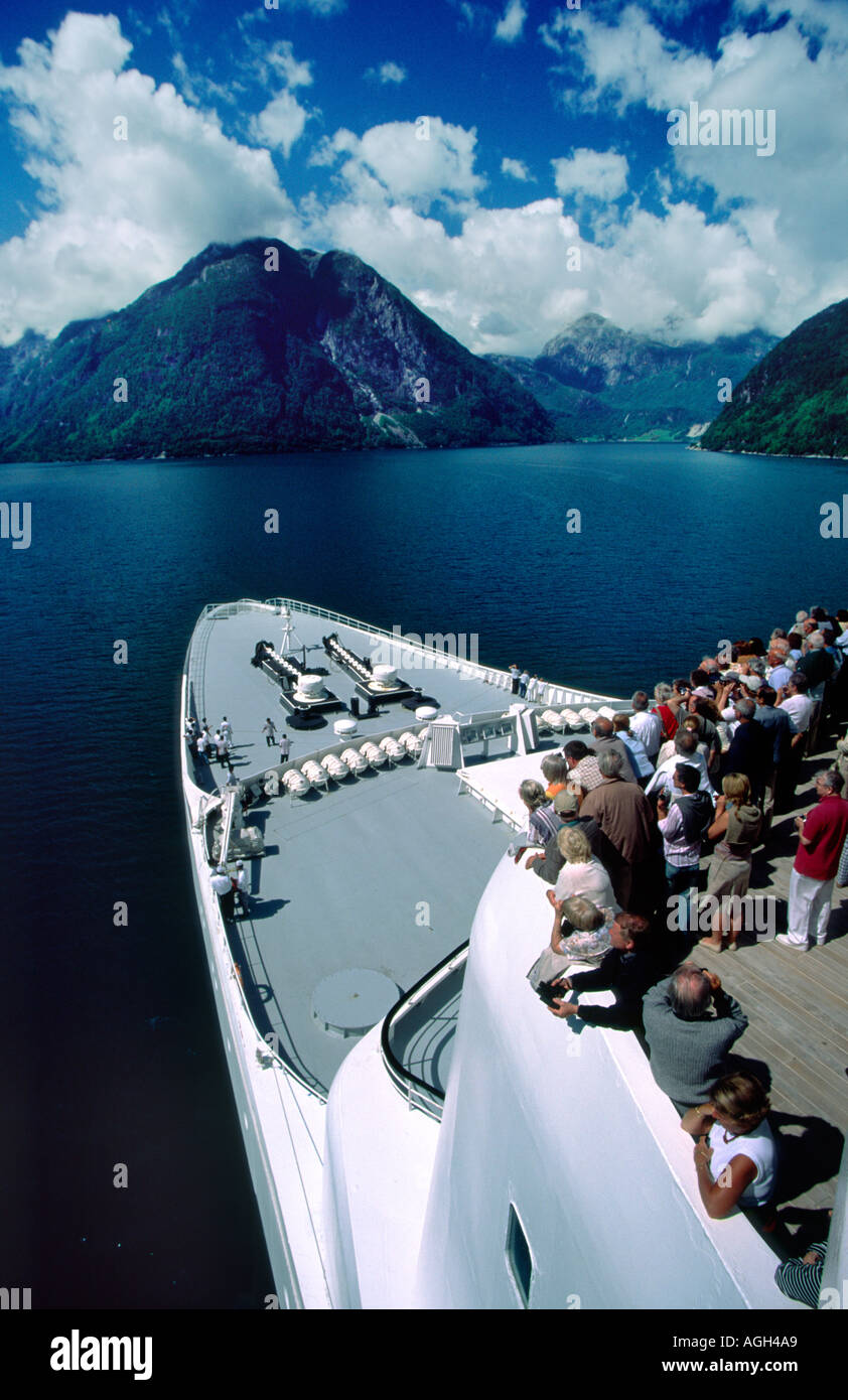 Kreuzfahrtschiff Queen Elisabeth 2 am Hardangerfjord, Norwegen Stockfoto