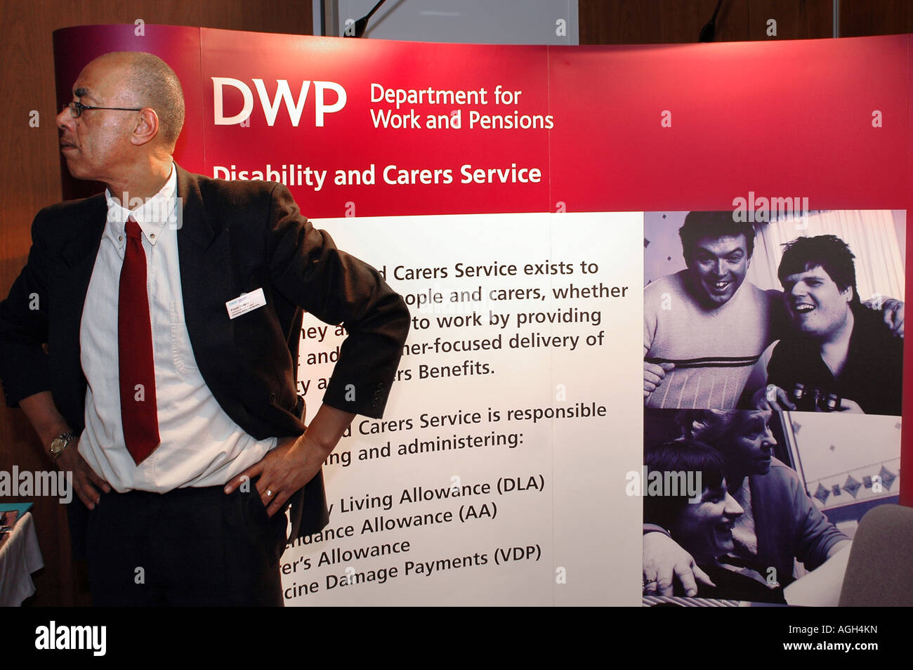 Customer Service Manager des Department for Work and Pensions Stand an seinem Stall auf der Behinderung Hauptstadt Konferenz in Stockfoto