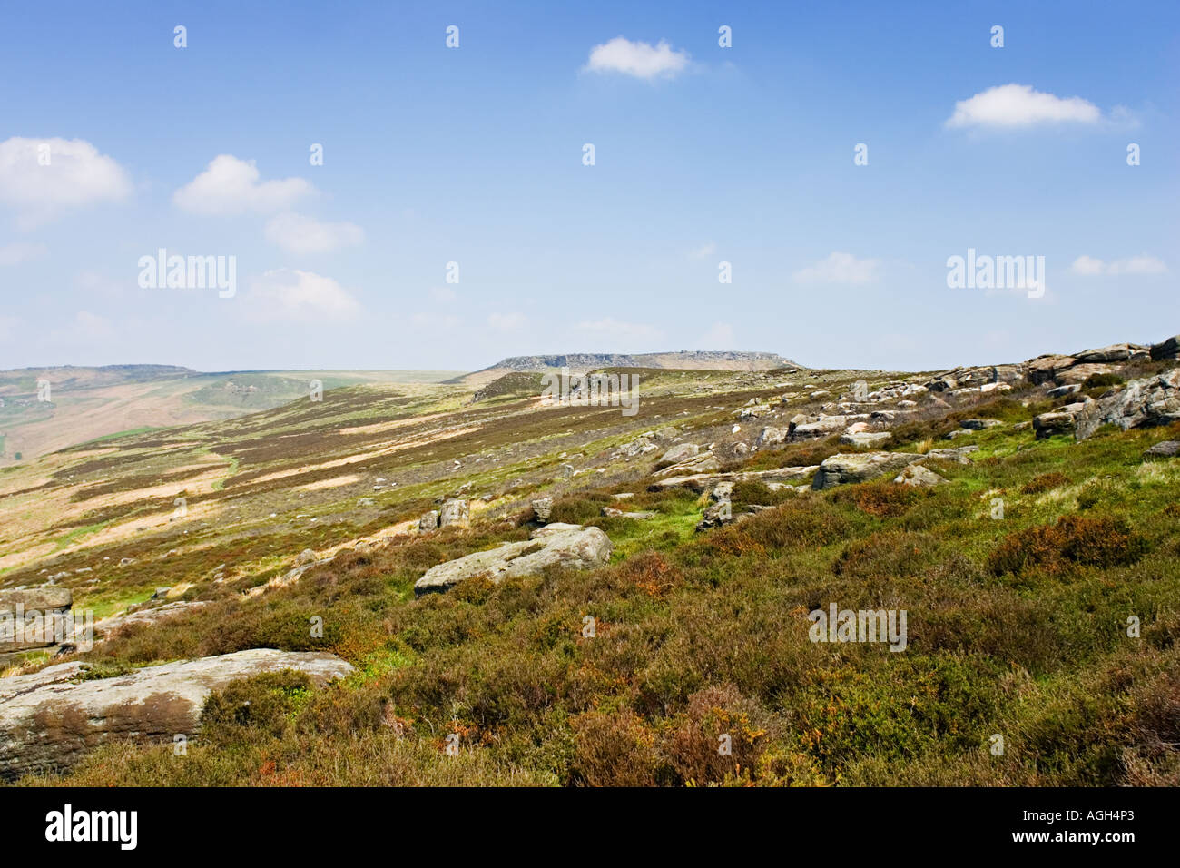 "Stanage Edge" der Wanderweg in Richtung "Dovestone Tor" und später "der Pennine Way", "Peak District" Derbyshire England UK Stockfoto