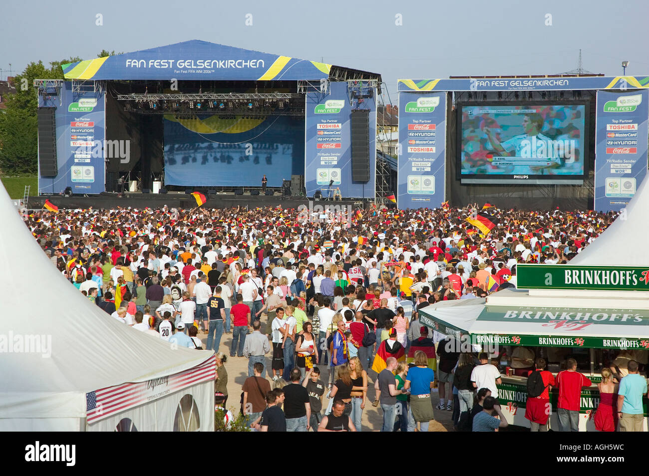 Tausende von Fans in der Fanmeile, Gelsenkirchen, während das Eröffnungsspiel der WM 2006 Stockfoto