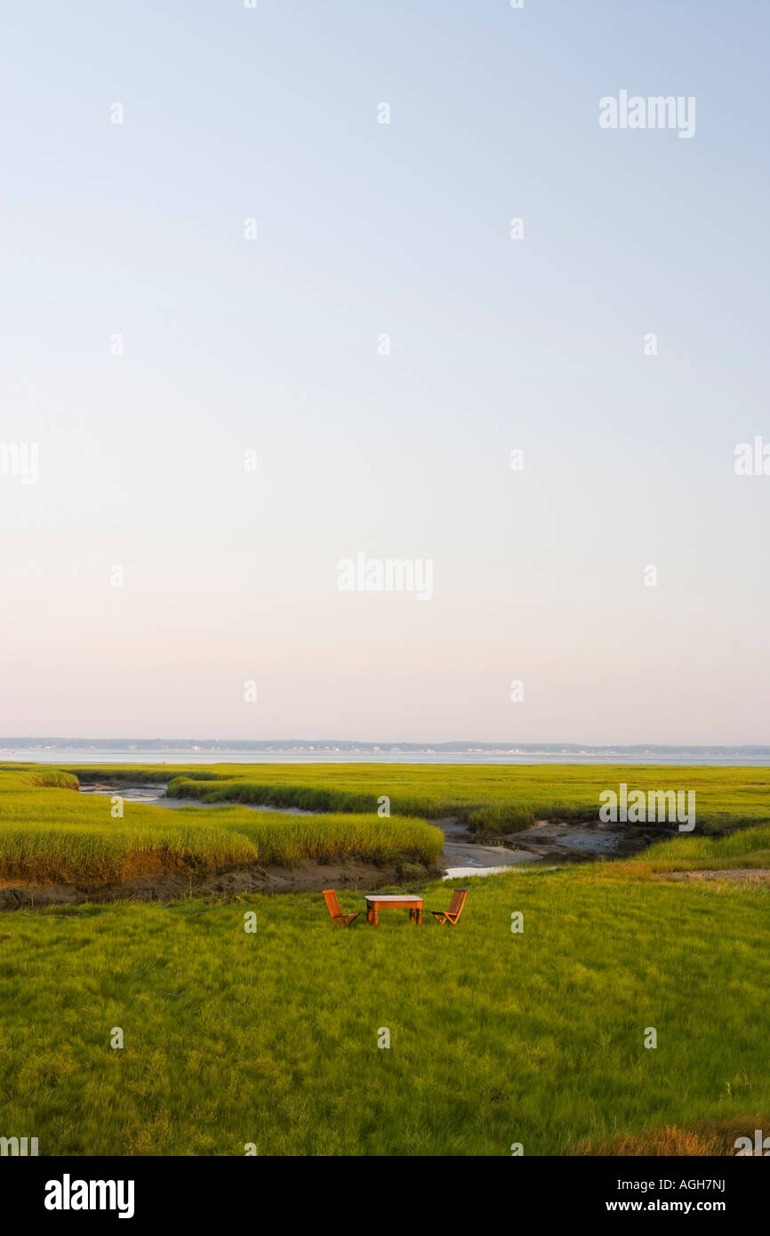 Holztisch mit Stühlen in einem Salz-Sumpf-Massachusetts, USA Stockfoto