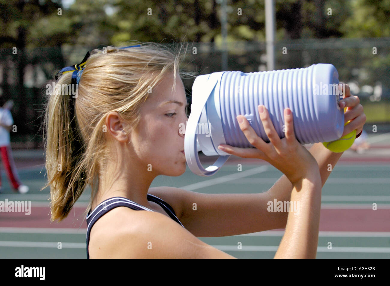 Weibliche High School Tennis Aktion Trinkwasser Stockfoto