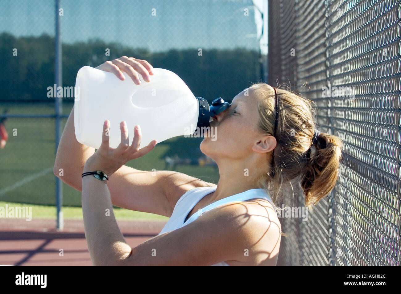 Weibliche High School Tennis Aktion Trinkwasser Stockfoto