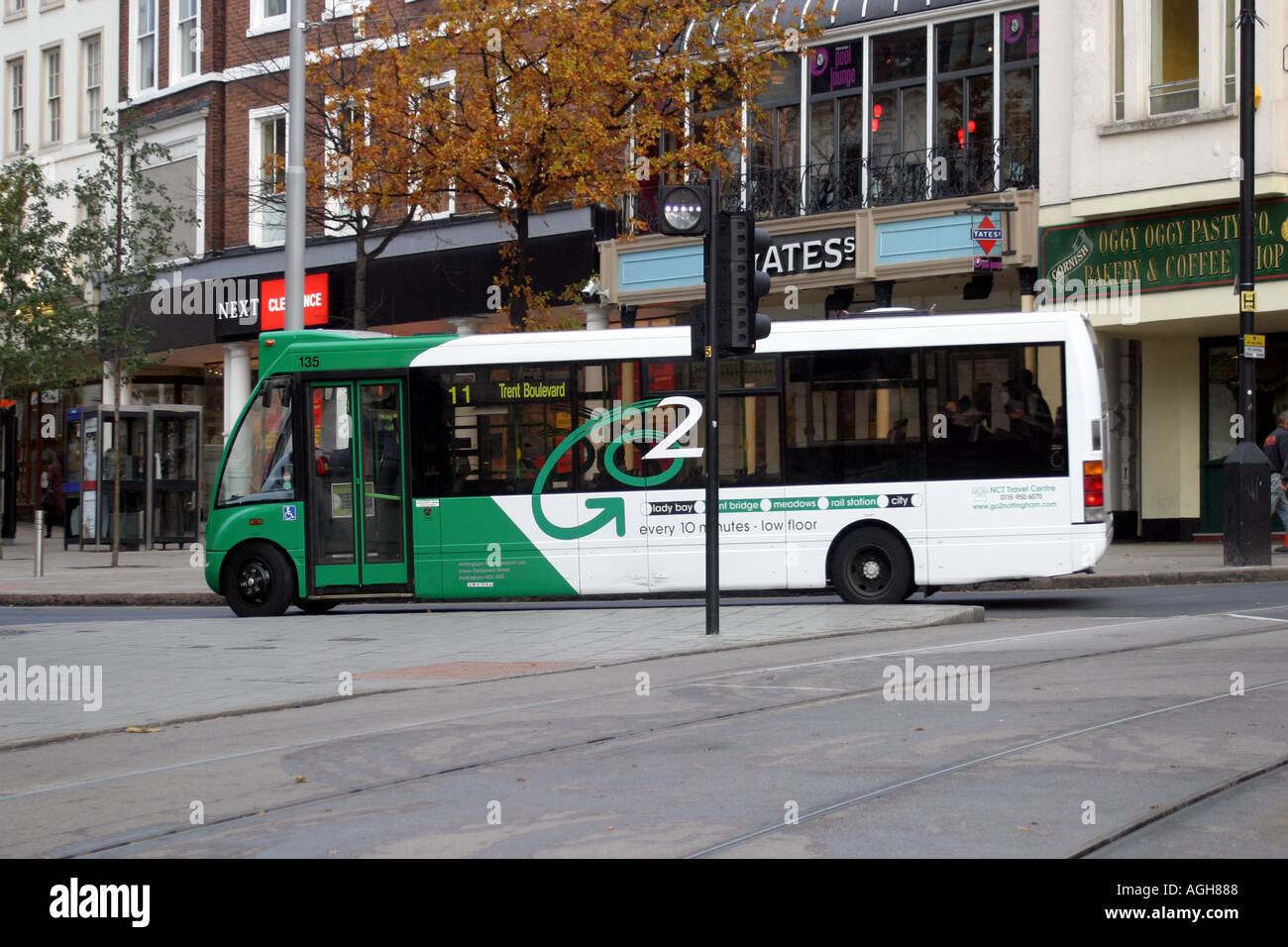 Nottingham East Midlands Go2 Bus Service Interaktion mit der Straßenbahn A Grün 11 Wiesen und Lady Bay Bus in der Nähe der alten Stockfoto