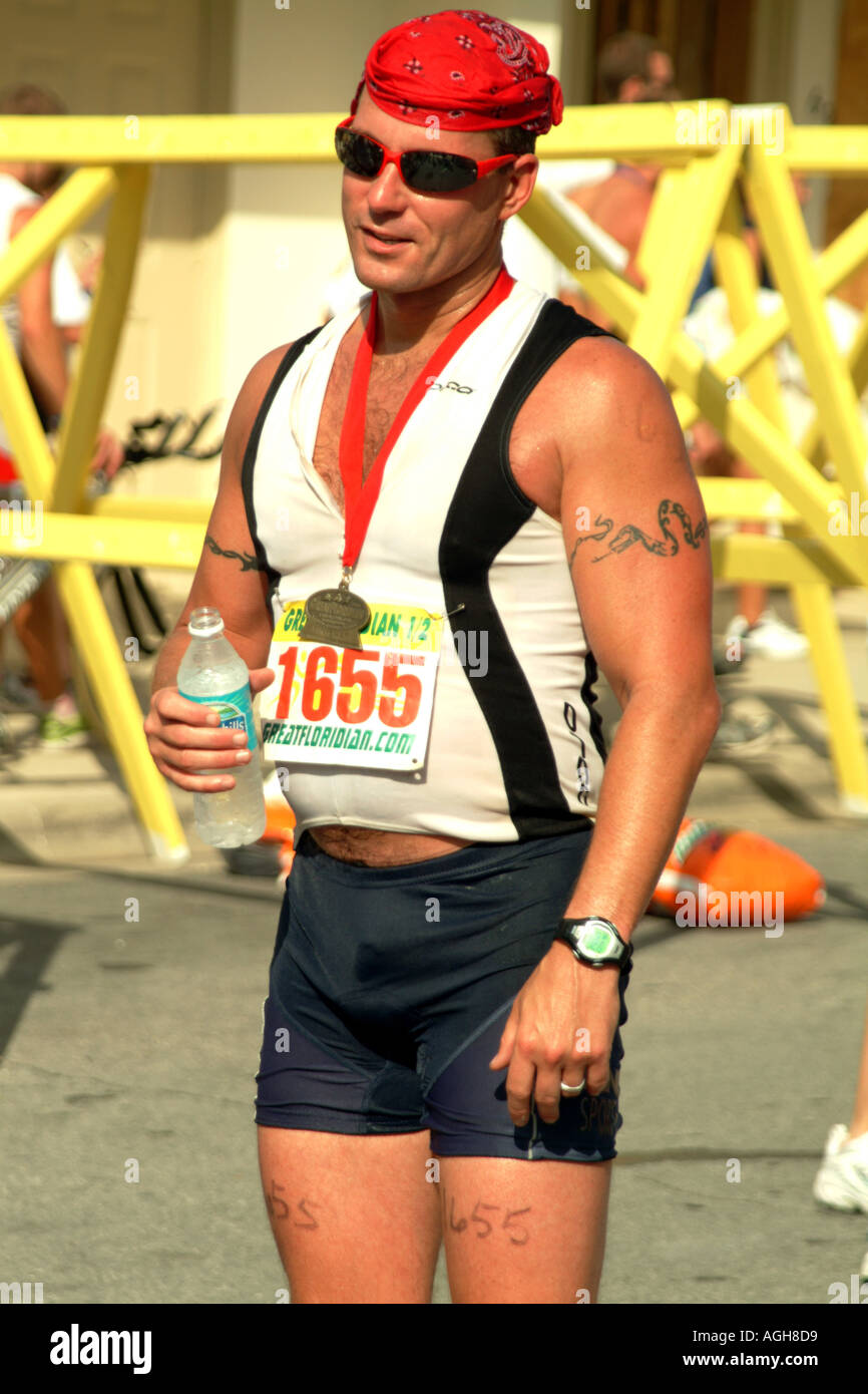 Großen Floridian Triathlon in Clermont Florida fl USA lächelnd Konkurrent mit Getränk Stockfoto