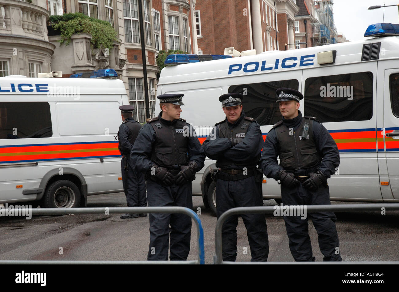 Gruppe von Polizisten in Schutzkleidung mit van Stockfoto