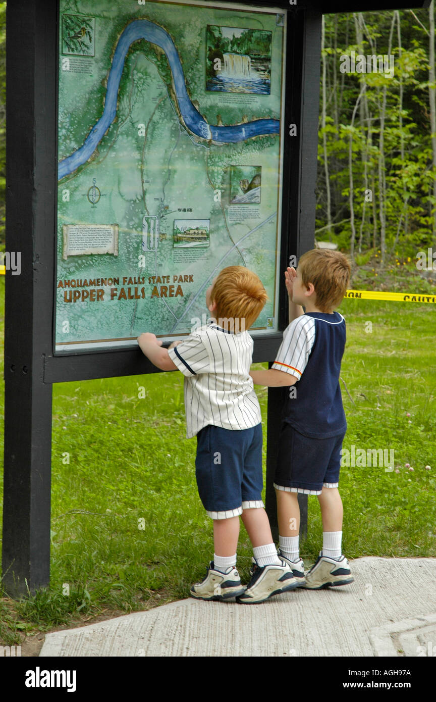 Kinder schauen Karte im Tahquamenon Falls State Park in Michigan s obere Halbinsel Stockfoto