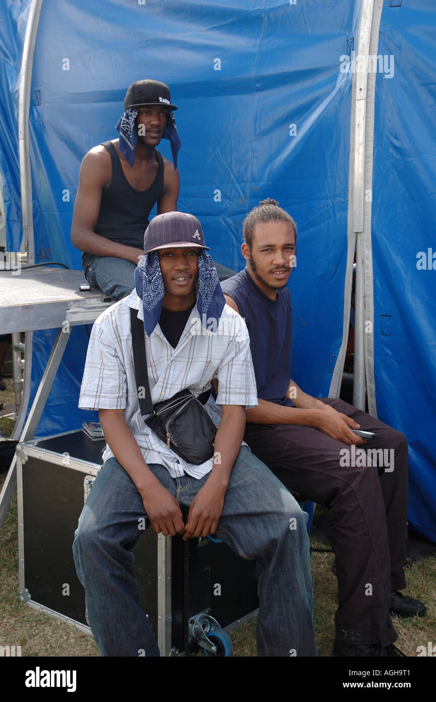 Jugendliche im Brockwell Park Festival mit Mützen und Schals Stockfoto