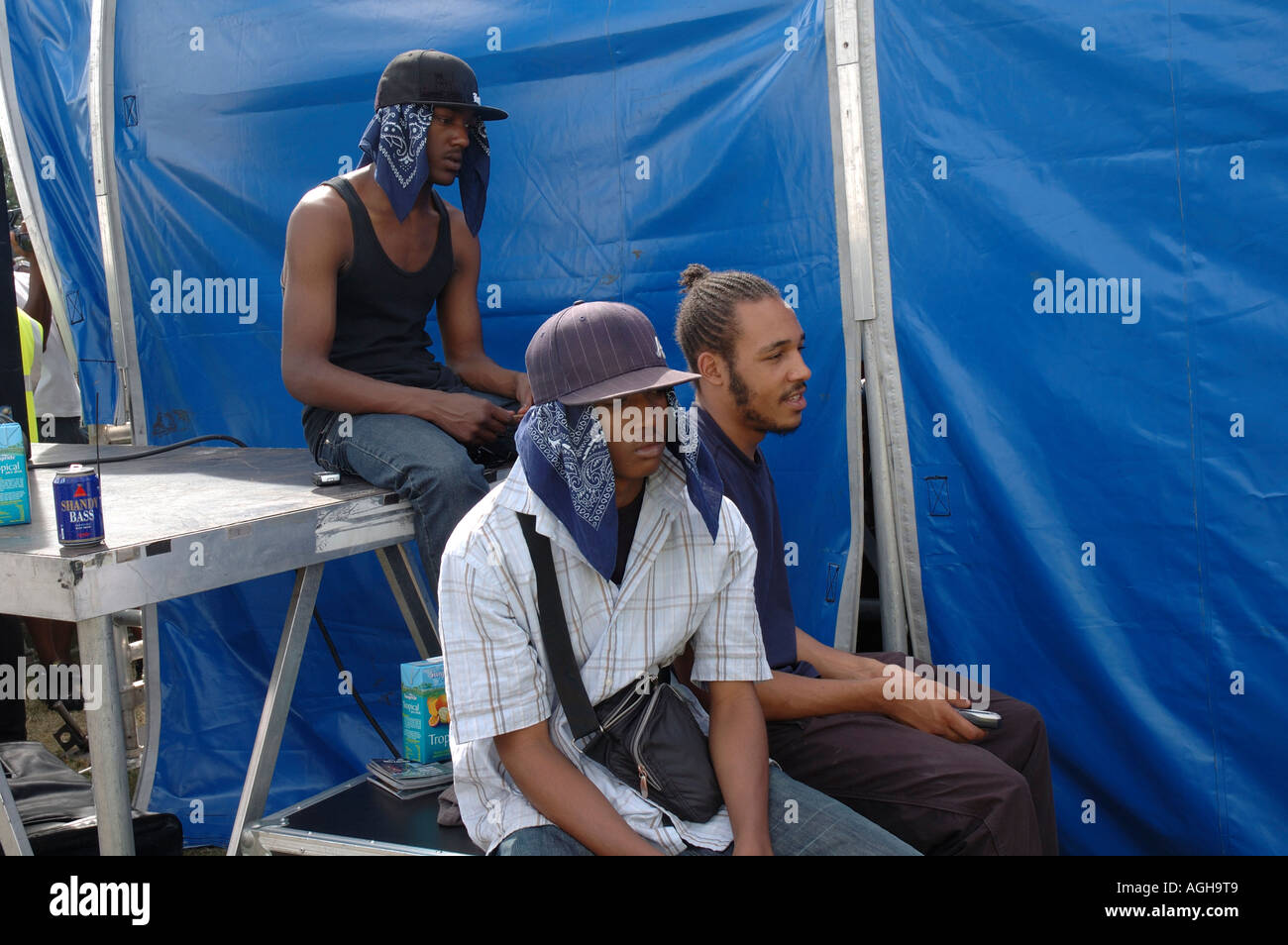 Jugendliche im Brockwell Park Festival mit Mützen und Schals Stockfoto