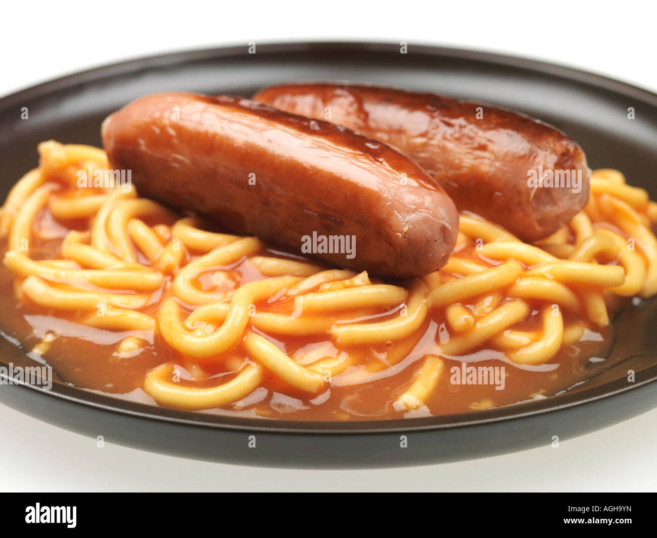 Frisch gekochte Dicke mit Würstchen aus der Dose Spaghetti in Tomatensoße Essen Isoliert gegen einen weißen Hintergrund mit Freistellungspfaden und keine Leute Stockfoto