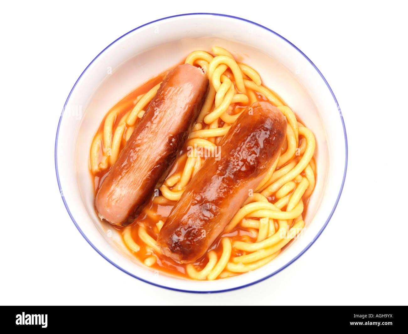 Frisch gekochte Dicke mit Würstchen aus der Dose Spaghetti in Tomatensoße Essen Isoliert gegen einen weißen Hintergrund mit Freistellungspfaden und keine Leute Stockfotografie