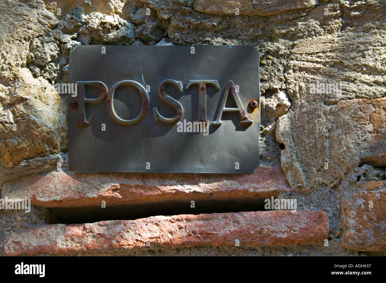 Briefkasten, eingefügt in eine Wand auf Vigolo Sant Agostino, San Gimignano, Toskana, Italien Stockfoto