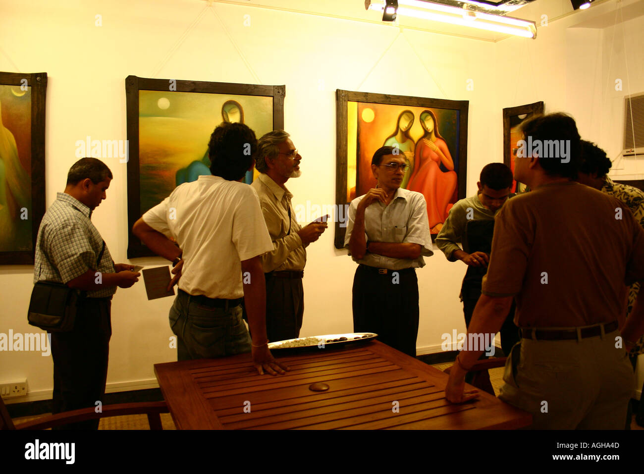 Dinodia Fotografen mit Gründer Jagdish Agarwal auf ihrem wöchentlichen Kunstspaziergang Besuch der Art Gallery in Bombay Mumbai Indien Asien Stockfoto