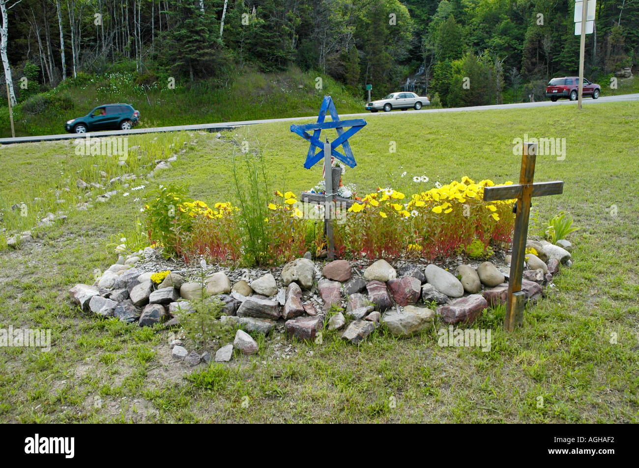 Am Straßenrand Gedenkstätte eingerichtet für einen Tod infolge eines Autounfalls Stockfoto