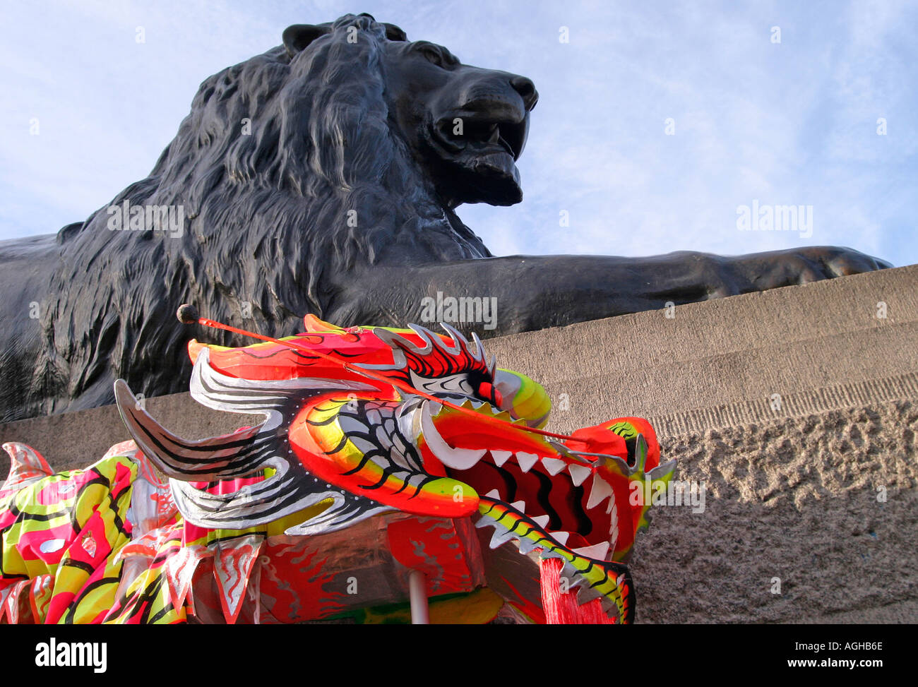 Landseer Löwenstatue und Dragon Marionette. Trafalgar Square, London, England Stockfoto