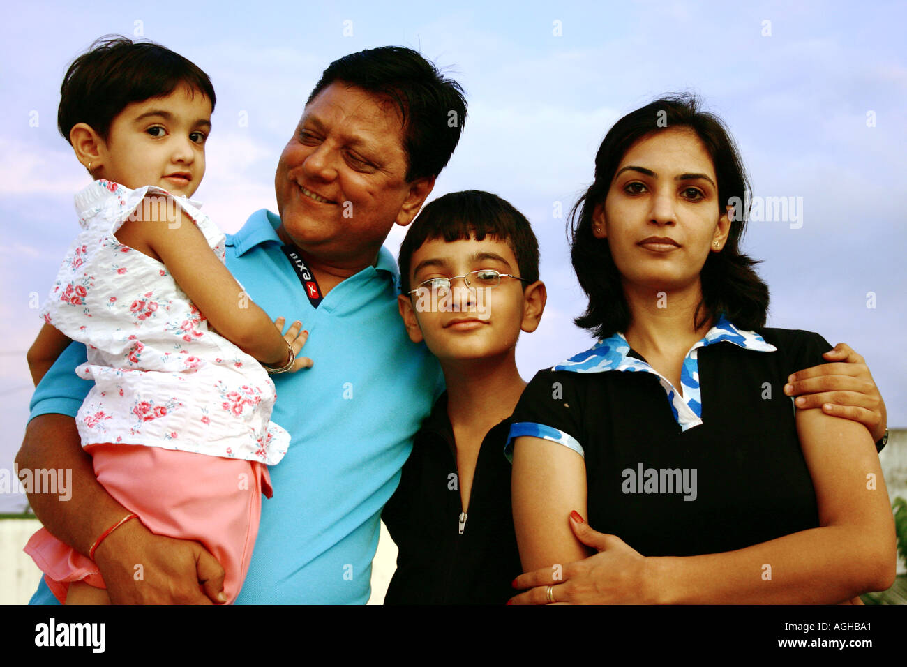 RSC91133 perfekte indische glückliche Familie von Mann Frauen Kinder Mann Frau mit Sohn und Tochter Bombay jetzt Mumbai Indien Stockfoto