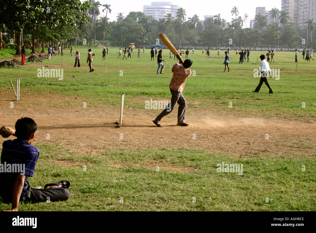 RSC91113 verschiedene Gruppen von jungen spielen Cricket Breitensport unter indischen Mittelschicht auf einem einzigen voll Boden Oval Stockfoto