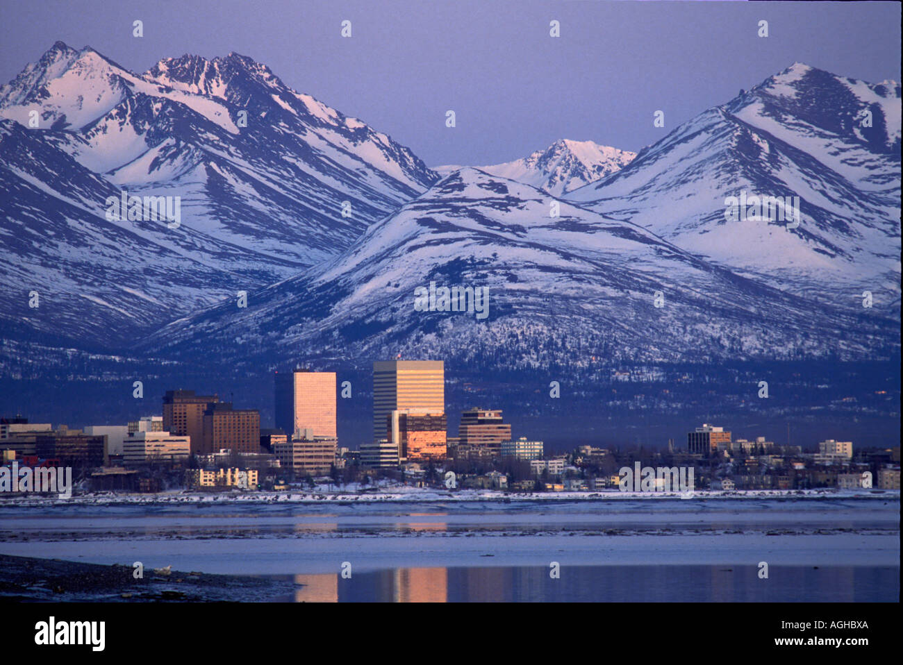 USA Alaska Anchorage MacKenzie Point Cook Inlet bei Sonnenaufgang Chugach Mountains Vorfrühling Stockfoto