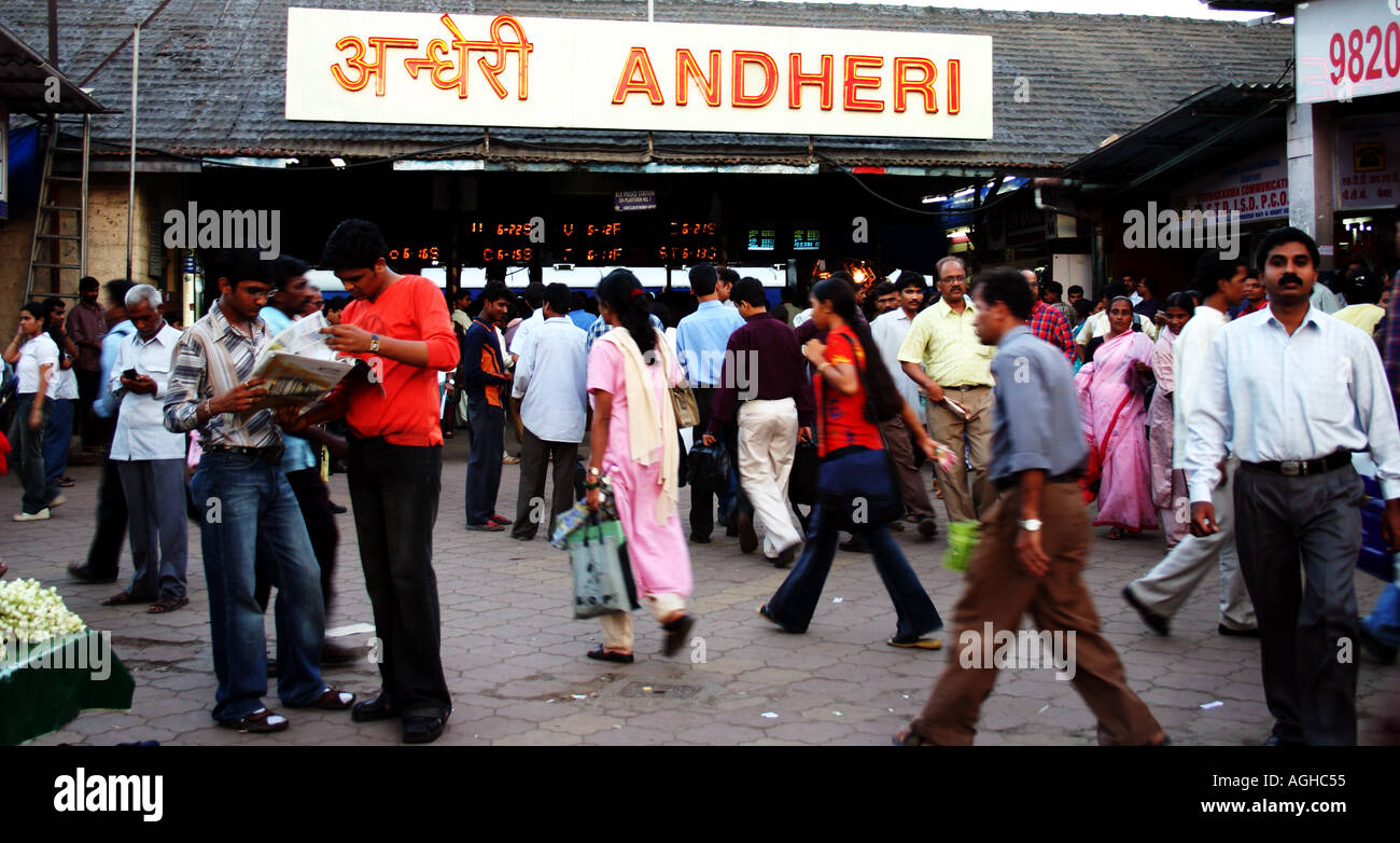 Indischen Leute außerhalb Andheri-Bahnhof der Regionalbahn Bombay jetzt Mumbai Maharastra Indien Stockfoto