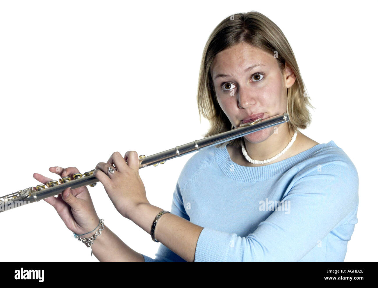 Eine junge Frau spielt eine Querflöte Stockfoto
