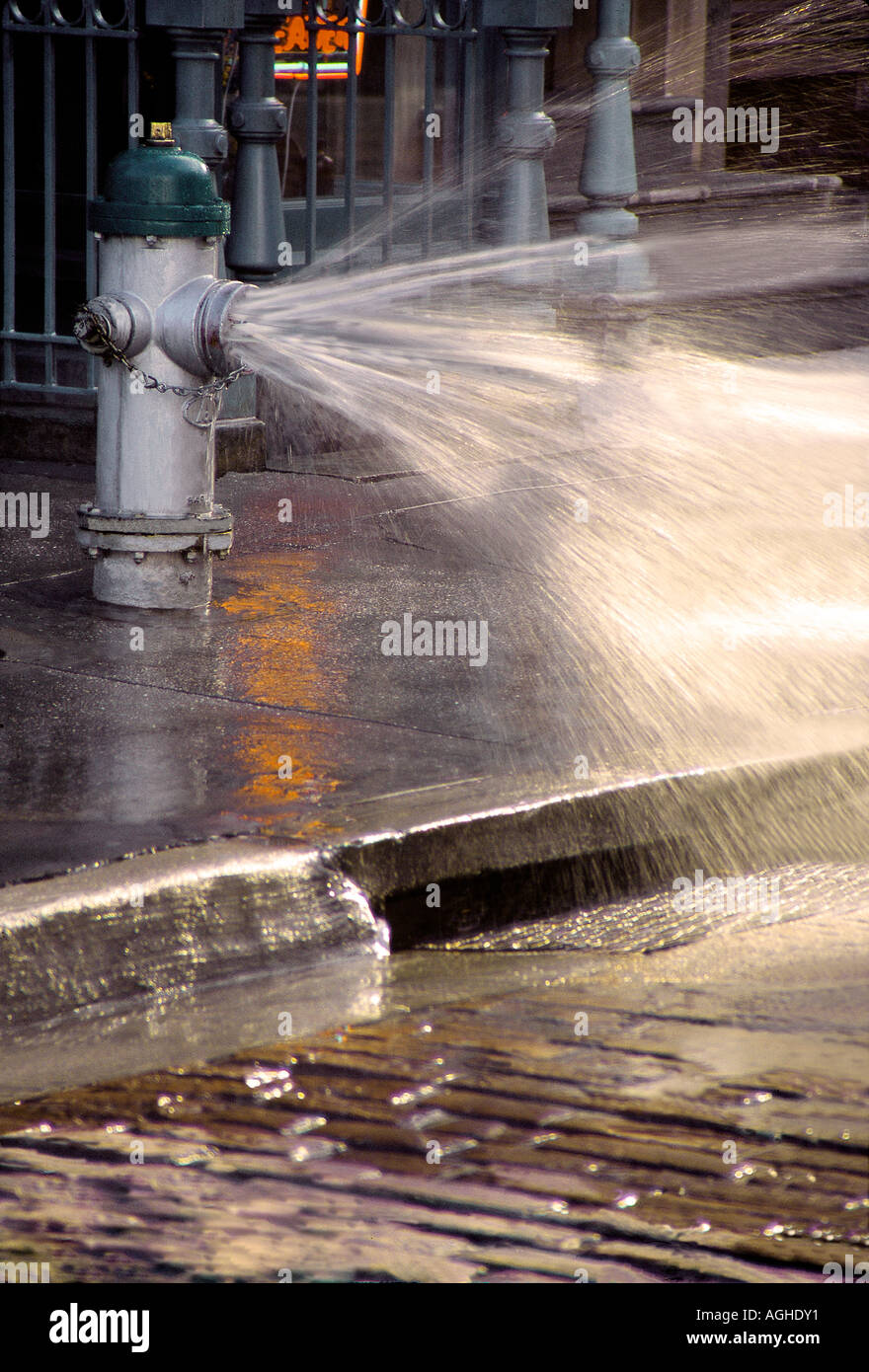 Einem Hydranten schießen Wasser in den Straßen der Stadt Stockfoto