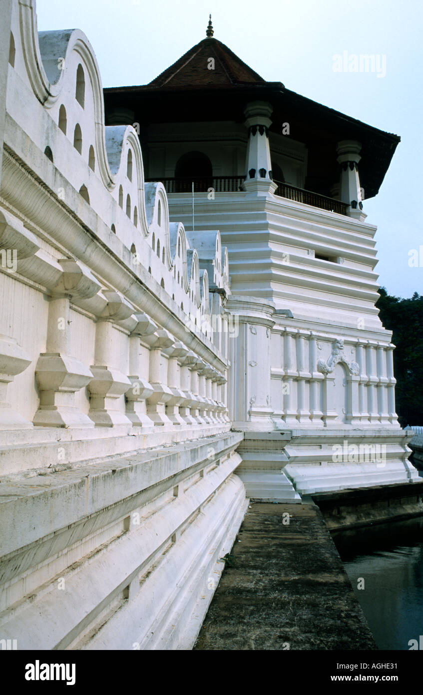 Populäre touristische Anziehung und Ort der Anbetung. Weiße Wände des Tempels des Zahnes. Kandy, Sri Lanka. Stockfoto