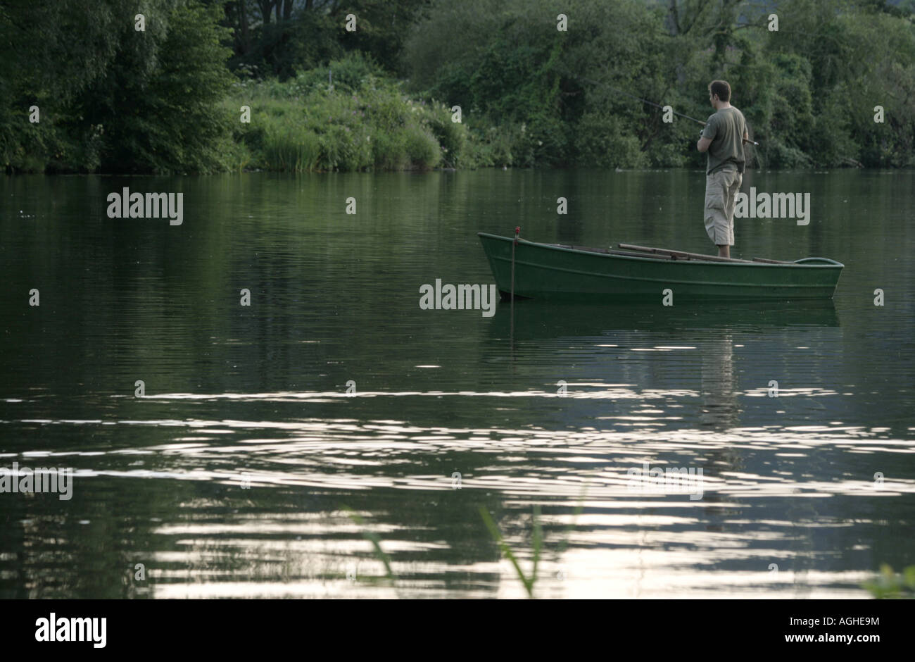 Mann im Ruderboot stehen und Angeln, Deutschland, Nordrhein-Westfalen Stockfoto