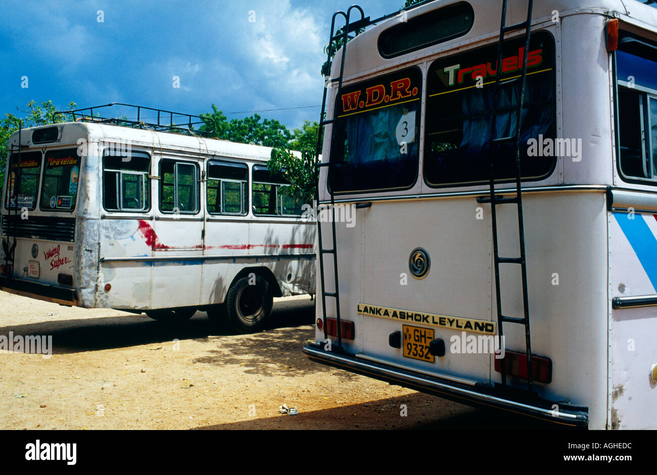 Alte weiße schäbig Busse geparkt auf einem Parkplatz. Sri Lanka. Stockfoto