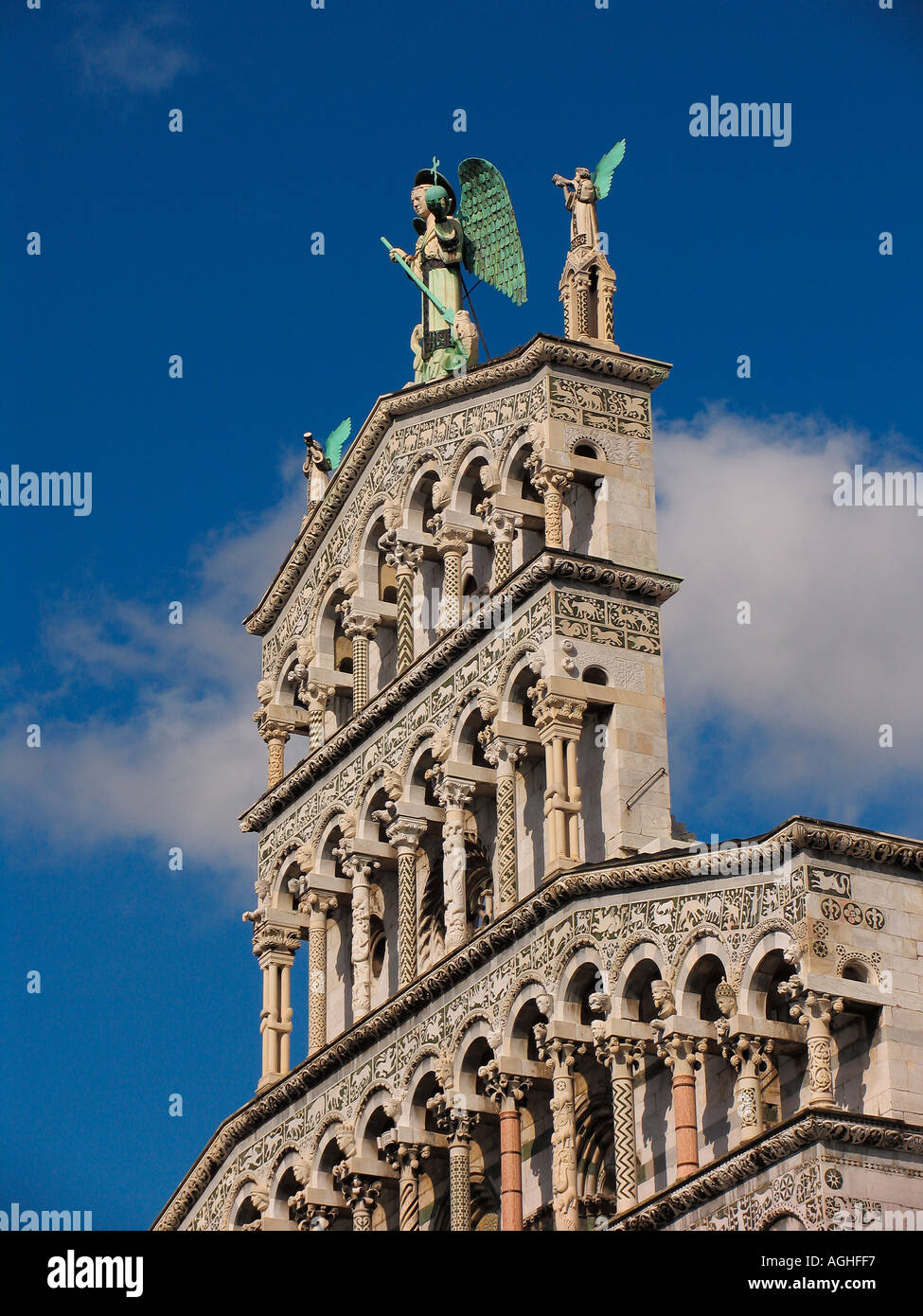 Lucca Italien San Michele in Foro Marmorsäulen und Cosmaten Arbeit schmückt Pisaner Romanexque Fassade der Kirche errichtet an Stelle der Stockfoto