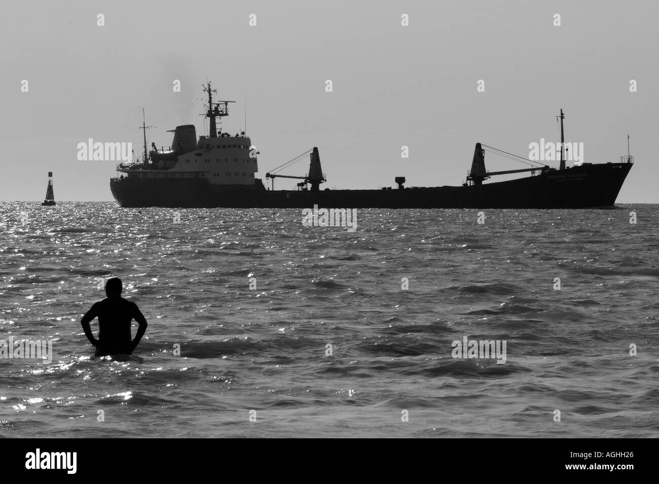 Mann schwimmen und Schiff Sanlucar Barrameda Cadiz Spanien Stockfoto