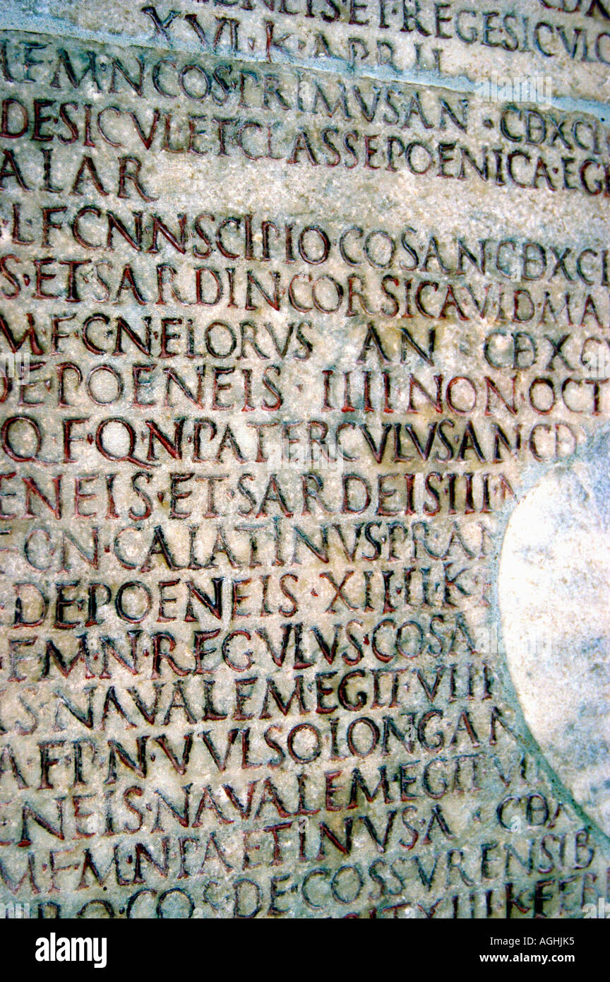 altes Relikt mit eingravierten Buchstaben, Palazzo dei Conservatori, Piazza del Campidiglio, Rom, Italien Stockfoto