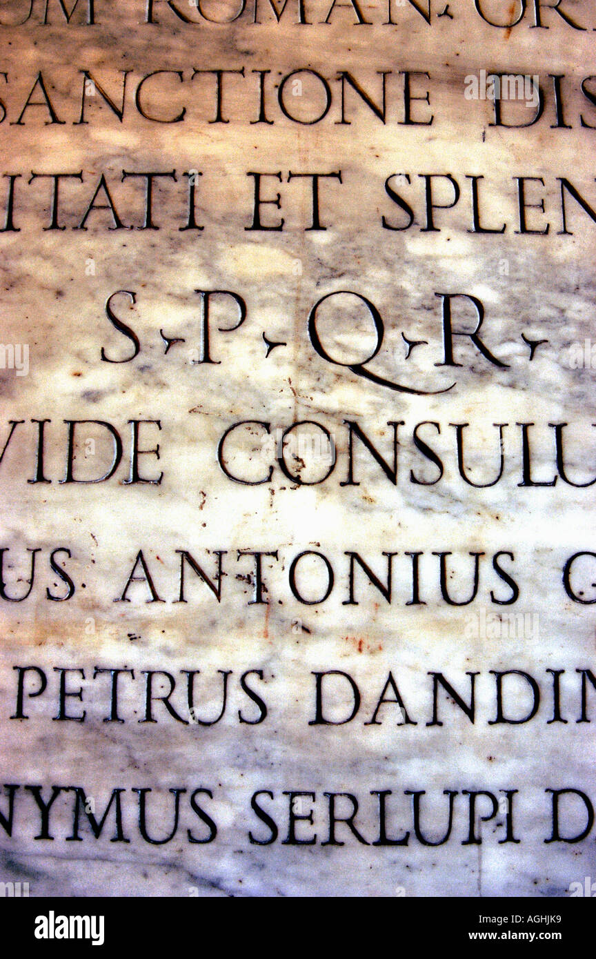 altes Relikt mit eingravierten Buchstaben, Palazzo dei Conservatori, Piazza del Campidiglio, Rom, Italien Stockfoto