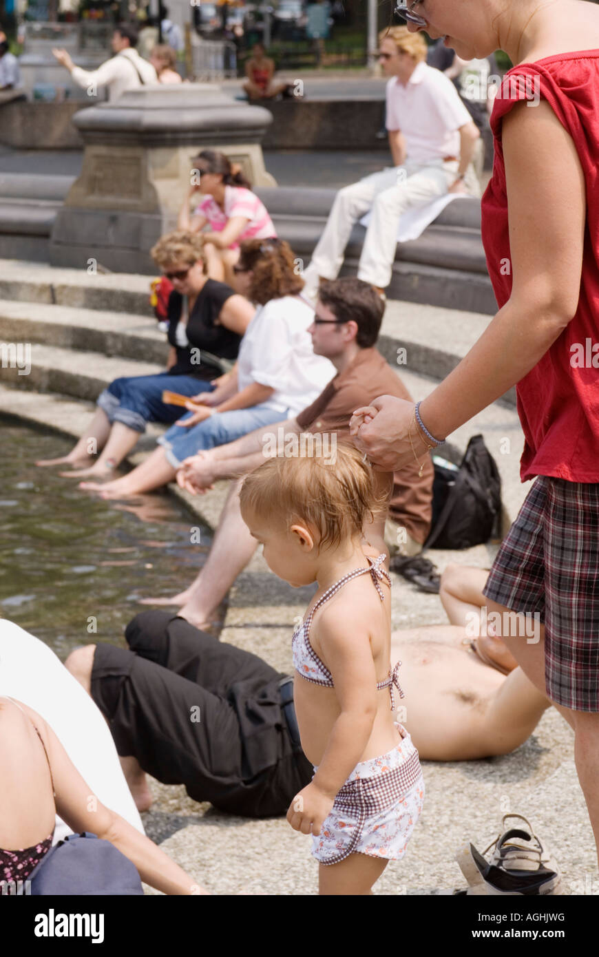 Menschen entspannen im Washington Square Park in Manhattan New York City USA Stockfoto