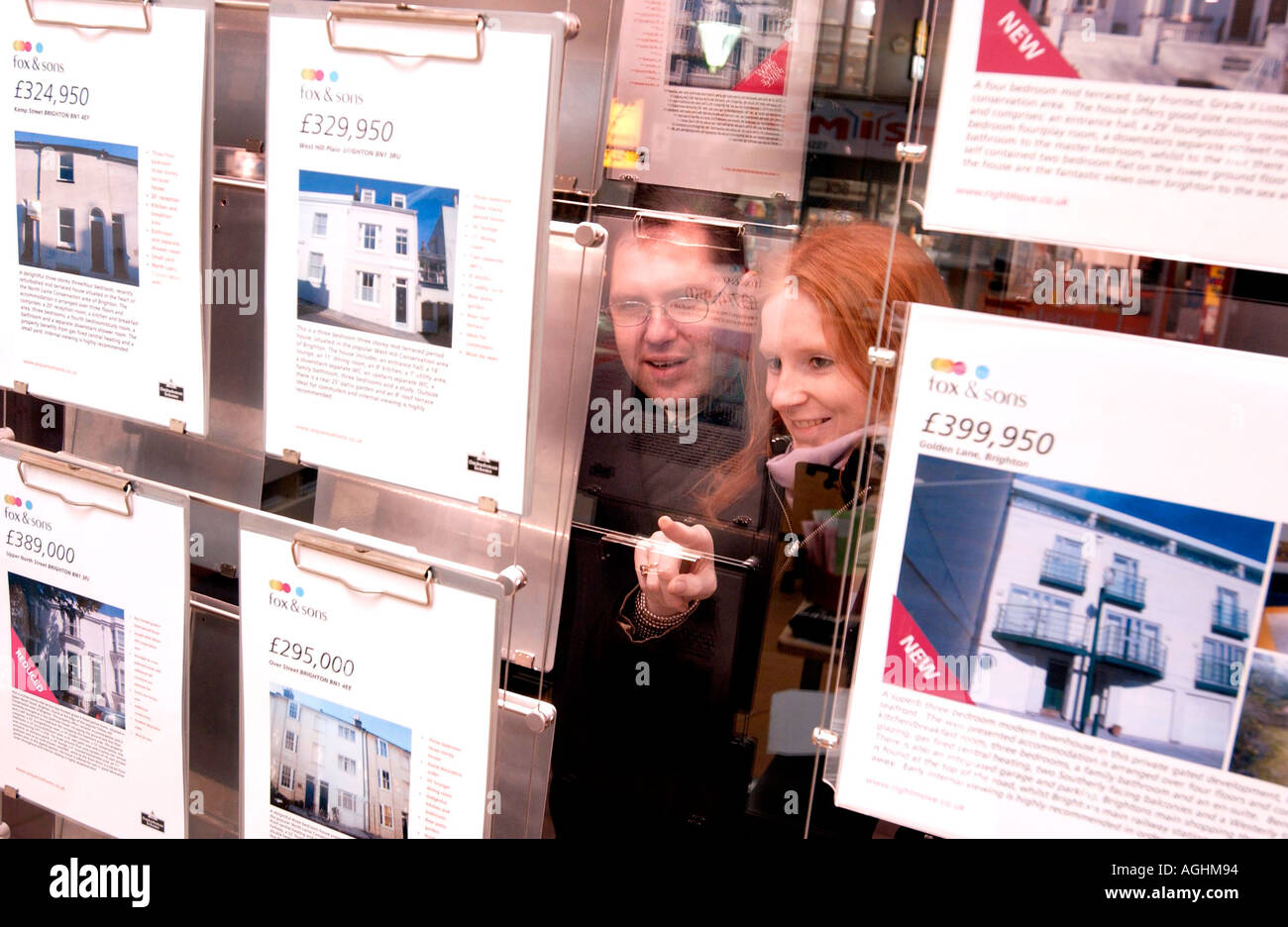 Junges Paar versucht, ein Traumhaus zu finden können sie in einem Brighton Makler leisten. Stockfoto